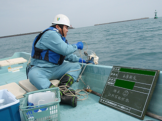 海水調査採水状況