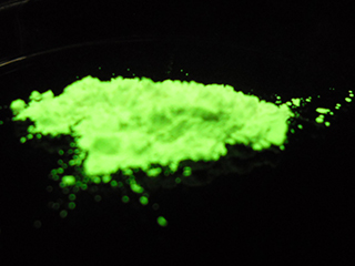 廃蛍光粉から回収した緑色蛍光体